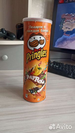 Банка приглс набитая доверху крышками кокаколы