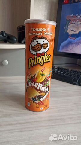 Банка приглс набитая доверху крышками кокаколы