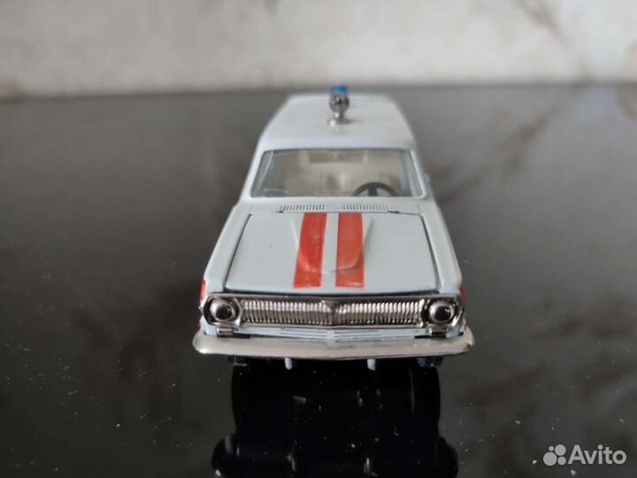 Модель автомобиля 1:43 СССР газ 2402 мед