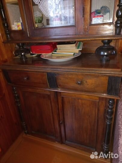 Старинный антикварный шкаф буфет