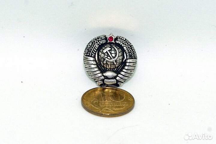 Серебренный значек с рубином