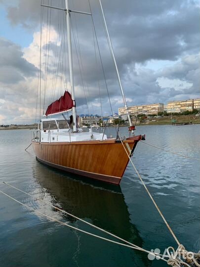 Парусно моторная яхта