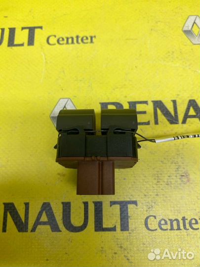Кнопка стеклоподъемника Renault Duster