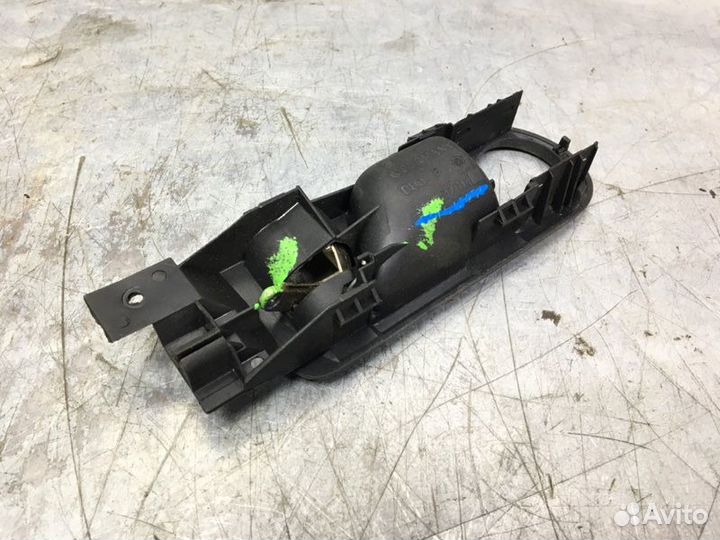 Ручка двери передней внутренняя левая