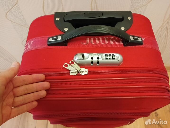 Чемодан красный