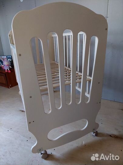 Детская кроватка с маятником