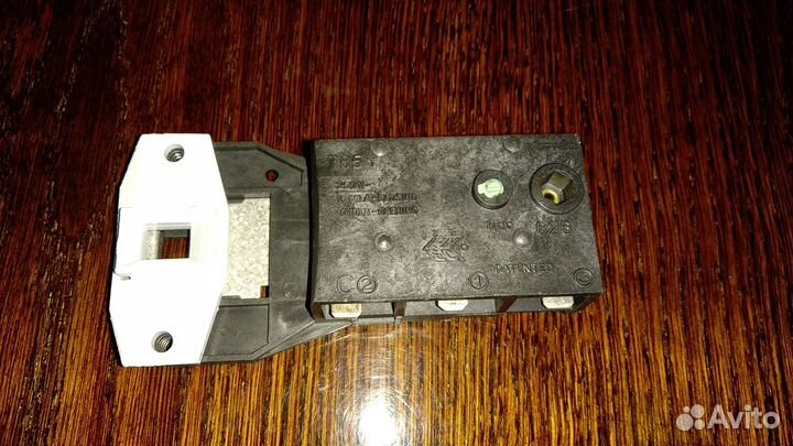 Замок люка (убл) 011140 ст. машины Ariston Indesit