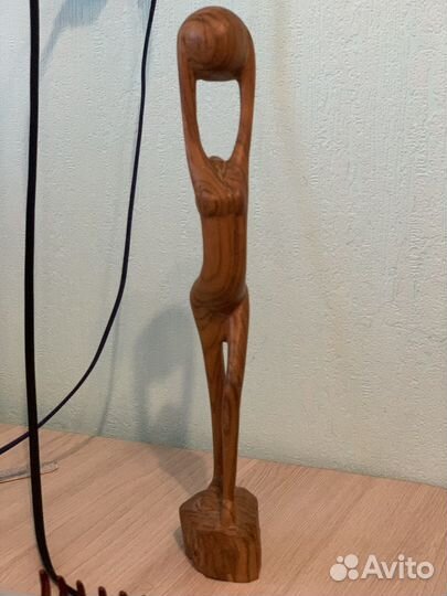 Фигурка из красного дерева