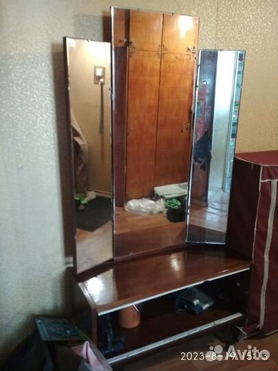 Трюмо с зеркалом