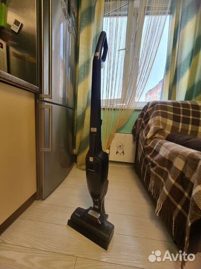 Вертикальный беспроводной пылесос Polaris