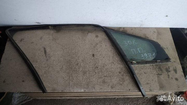 Форточка двери передняя правая Peugeot 308