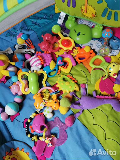 Развивающийся коврик + погремушки