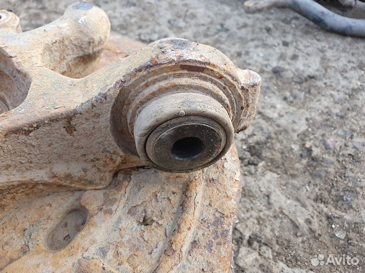 Кулак поворотный задний правый Range Rover Sport 1