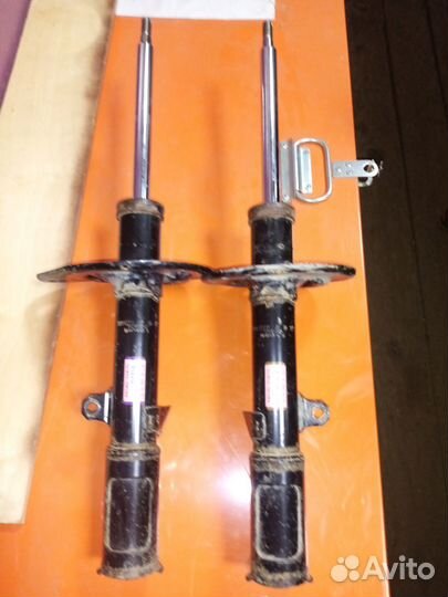 Стойки задние от камри 40.50 в отличном сост или