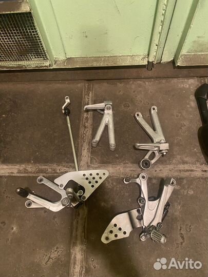 Подножки водителя и пассажира Yamaha R6 98-02