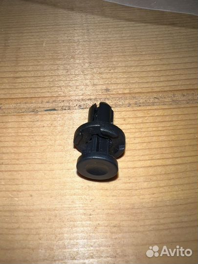 Клипса крепежная фиксатор Mitsubishi MR200300