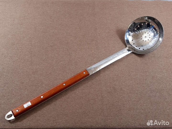 Большие и маленькие шумовки и половники