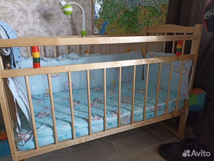 Детская кроватка с маятником