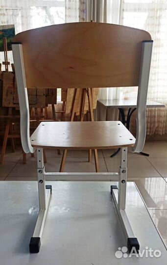 Мольберты, стулья, столы, стеллаж для детской студ