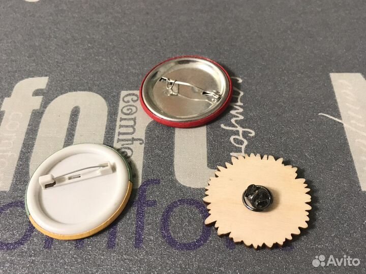 Значки «Я живу в Эрмитаже», «Цветок», «Chibi Girl»