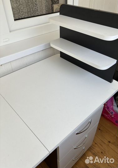 Маникюрный стол