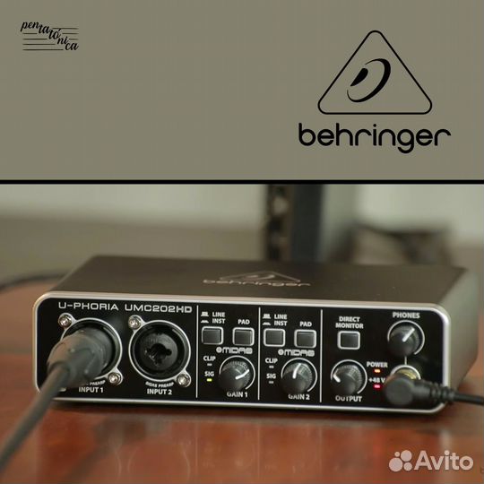 Студийный микрофон и звуковая карта с наушниками