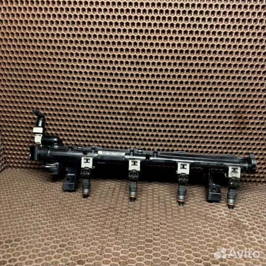 Топливная рампа в сборе с форсунками Ford Focus BM