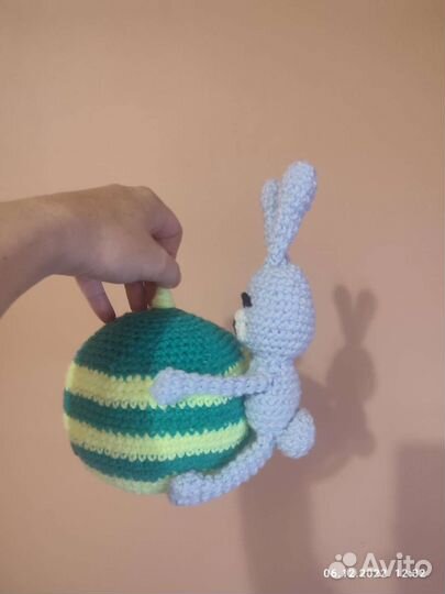 Вязаная игрушка Заяц на шаре