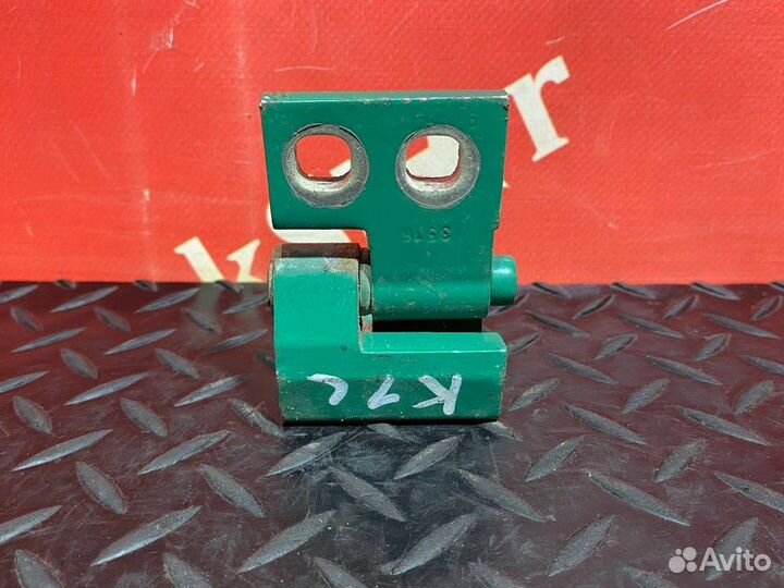 Петля двери левой