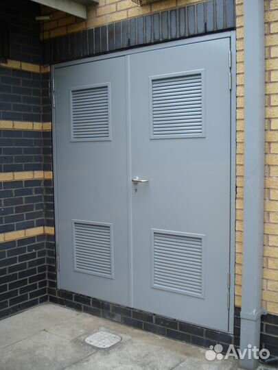 Двери железные с вентиляционной решеткой