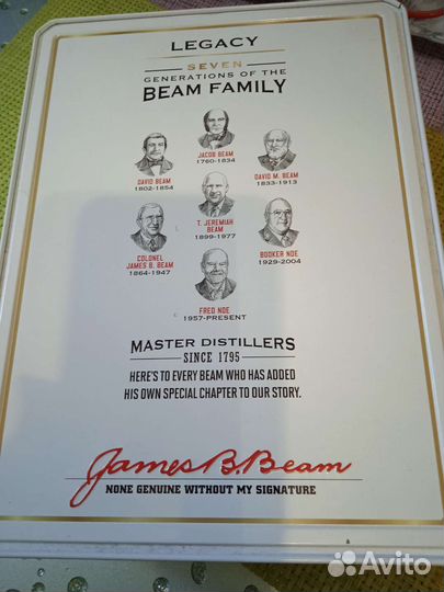 Коробка из под виски и два стакана