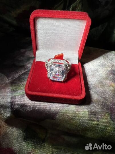 Кольцо с бриллиантом