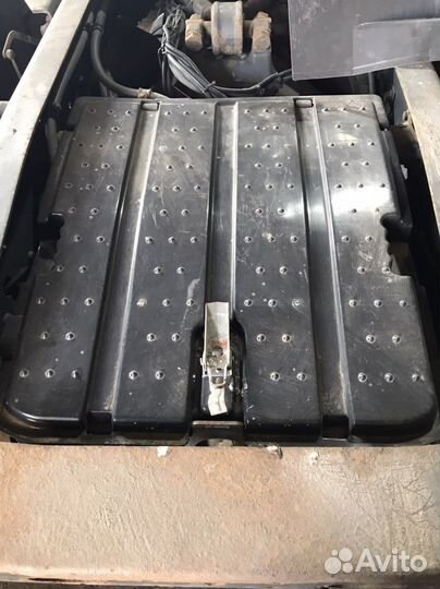 Крышка акумлятора mercedes actros MP-3