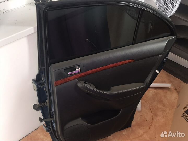 Дверь задняя правая toyota avensis