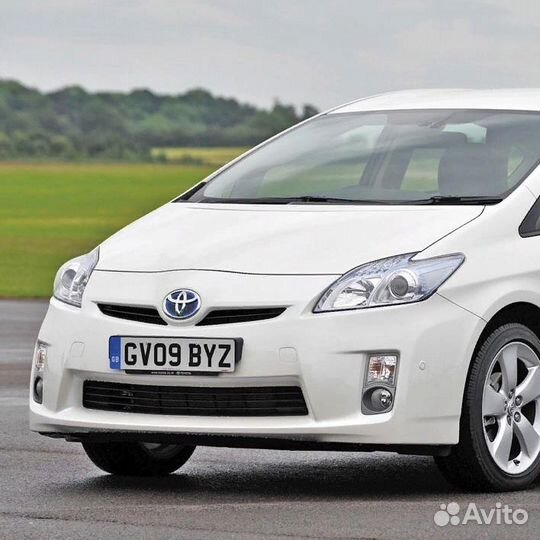 Бампер передний в цвет Toyota Prius XW30