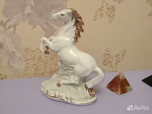 Конь статуэтка