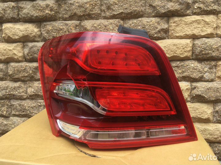 Фонарь задний левый Mercedes x204