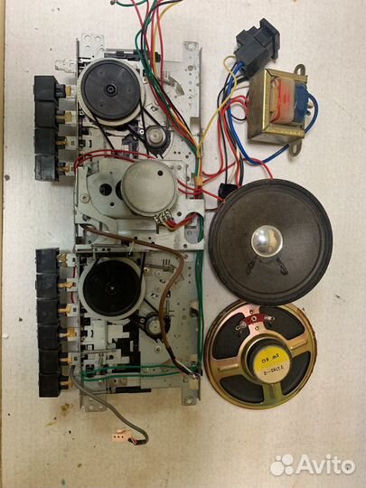 Лентопротяжный механизм,блок питания,динамики