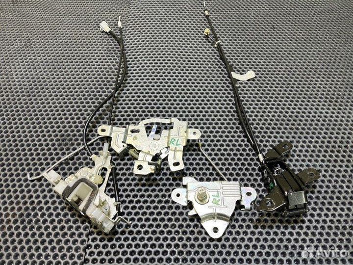 Замок двери лев. зад. Toyota FJ cruiser