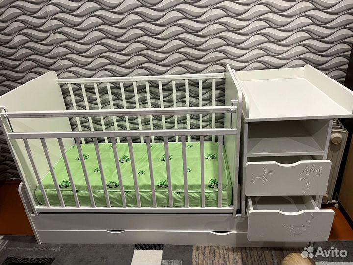Детская кроватка с маятником