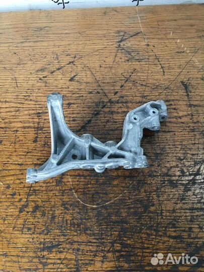 Кронштейн Mercedes E-Class W212 M271 1.8TI 2010