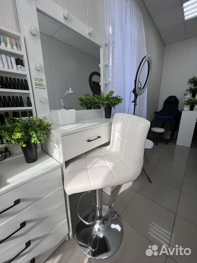 Место бровиста в аренду с клиентами