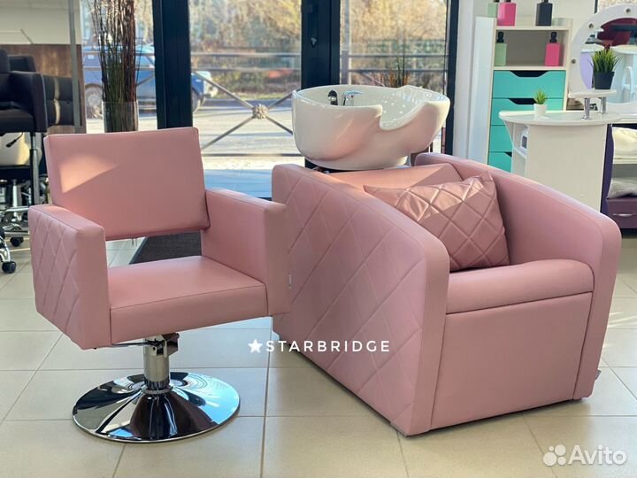 Парикмахерская мойка и парикмахерское кресло
