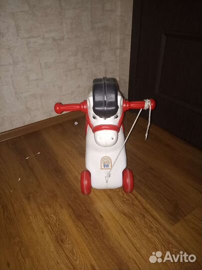 Лошадь игрушка на колесах