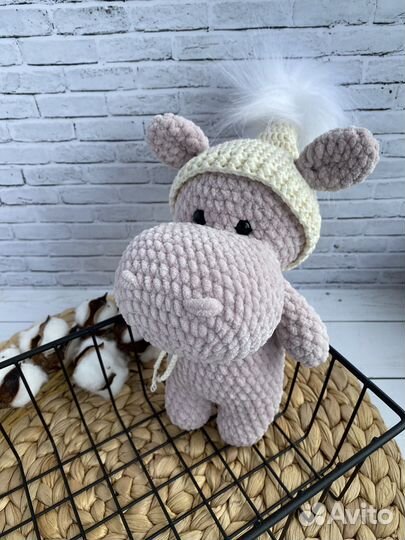Вязаная игрушка бегемот