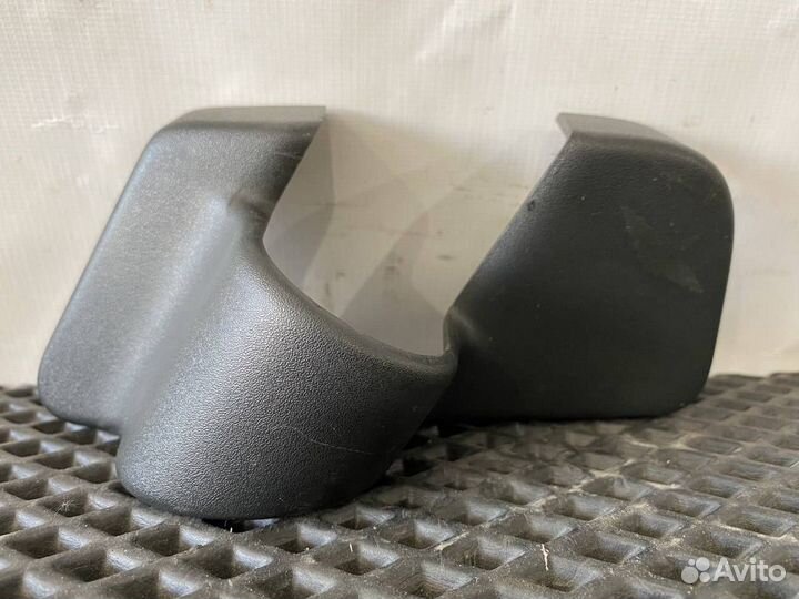 Накладка кронштейна зеркала лев. Volvo FH5