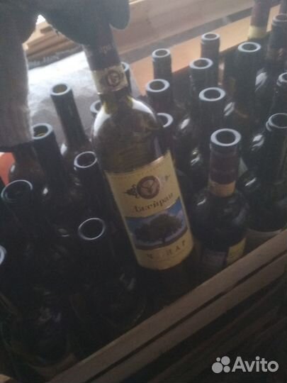 Пустые бутылки из под вина