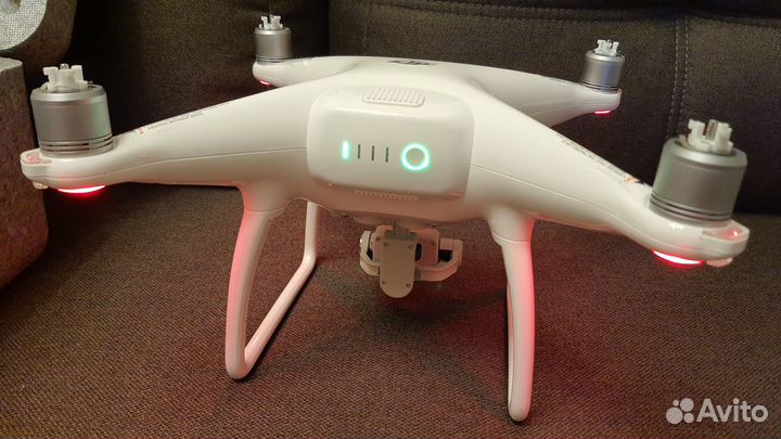 Квадрокоптер DJI Phantom 4