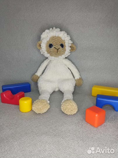 Вязанная игрушка плюшевая овечка