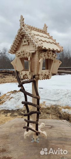 Кормушка для птиц и белок